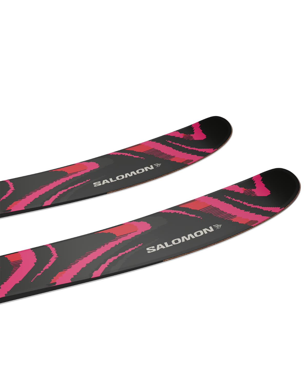 Salomon QST 106 svarta och rosa friåkningsskidor, närbild på skidlarna med tydlig logotyp i snömiljö.