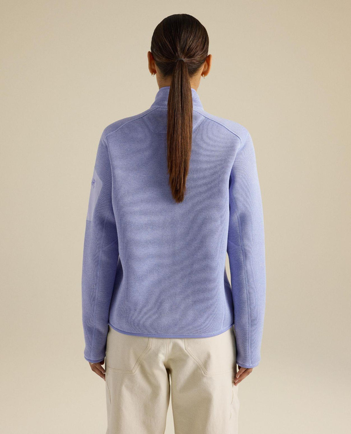 Arc'teryx Covert Cardigan Dam i färgen Kasumi Heather visas bakifrån på modell för att visa passform och återvunnen fleecematerial.
