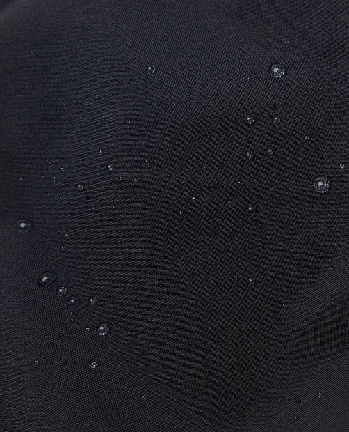Närbild på det svarta GORE-TEX-tyget med vattenpärlor på Mammut Eiger Free Pro HS Hooded Jacket