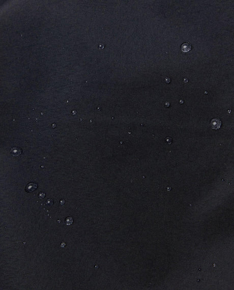 Närbild på det svarta GORE-TEX-tyget med vattenpärlor på Mammut Eiger Free Pro HS Hooded Jacket