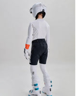 POC Junior Race Shorts i svart färg visade bakifrån på ung skidåkare i raceutrustning.