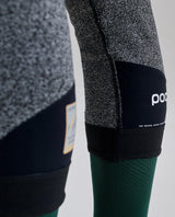 Närbild på POC Layer Cut Resistant Tights för herrar i färgvarianten uranium black, som visar det skärtåliga materialet och detaljerna på tightsen.