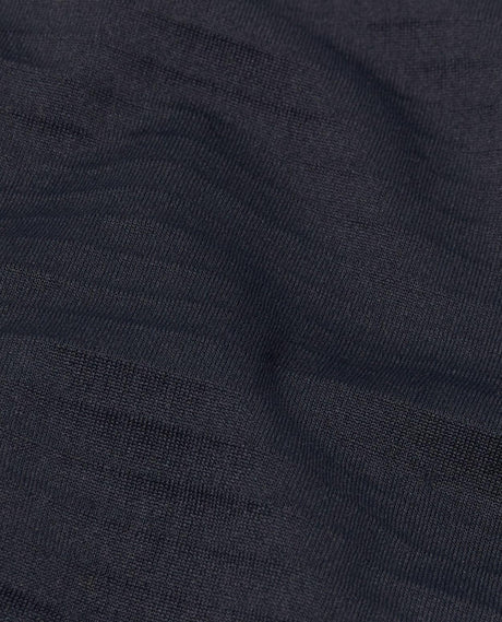 Närbild på det svarta funktionsmaterialet hos Mammut Aenergy ML Hybrid Hooded Jacket för herrar. Alpingaraget