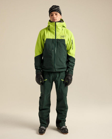 Arc'teryx Rush Jacket Men i mantis och dark jade på modell iförd skidutrustning.