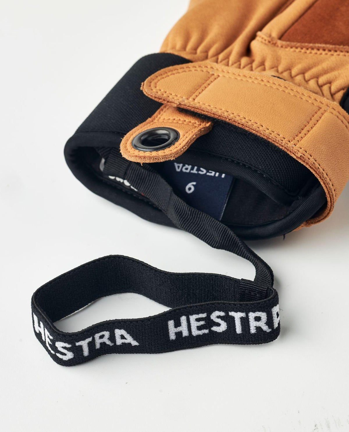 Hestra CZone Incline 5 Finger skidhandske i brun nötnappa, visar neoprenmudd med handledsrem.