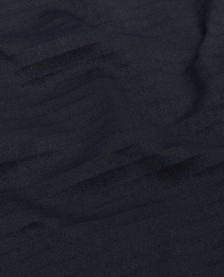 Närbild på det svarta, stretchiga fleecematerialet på Mammut Aenergy ML Hybrid Hooded Jacket för dam.