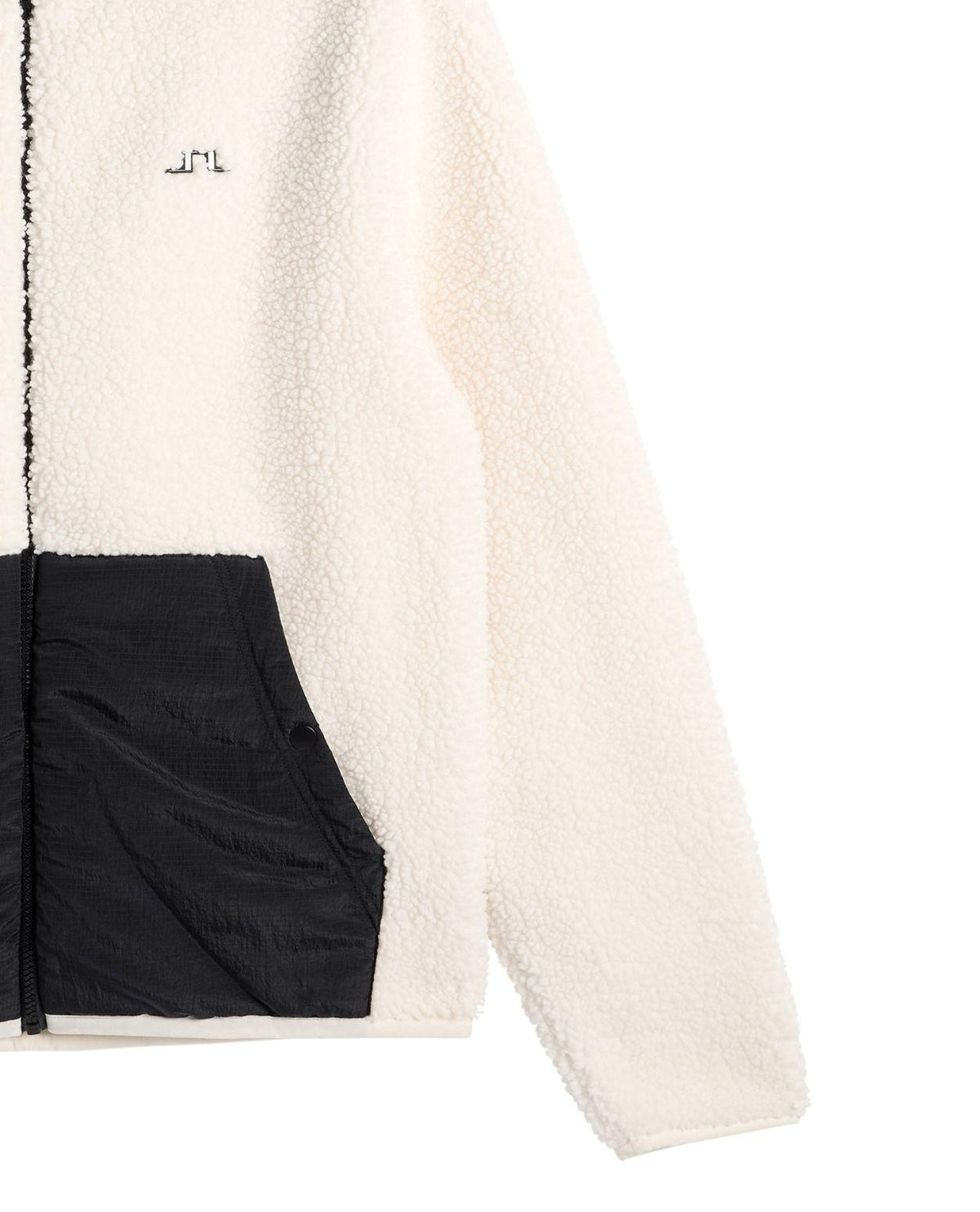 Närbild som visar bröstparti, dragkedja och ficka på J.Lindeberg Varek Hybrid Zip Hood för herr i färgen tofu beige.