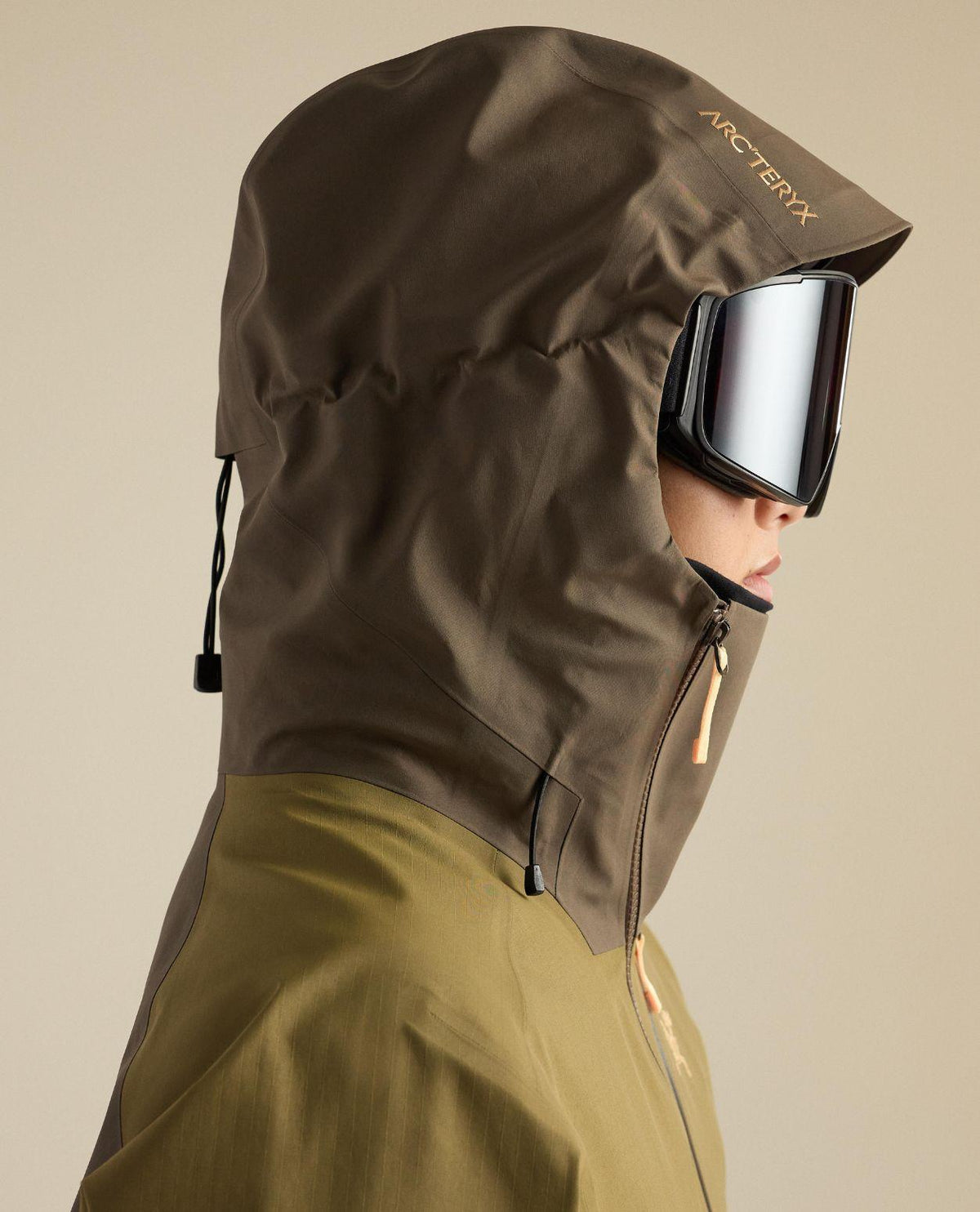 Arc'teryx Sidewinder dam skidjacka i brun färg med GORE-TEX Pro ePE material.