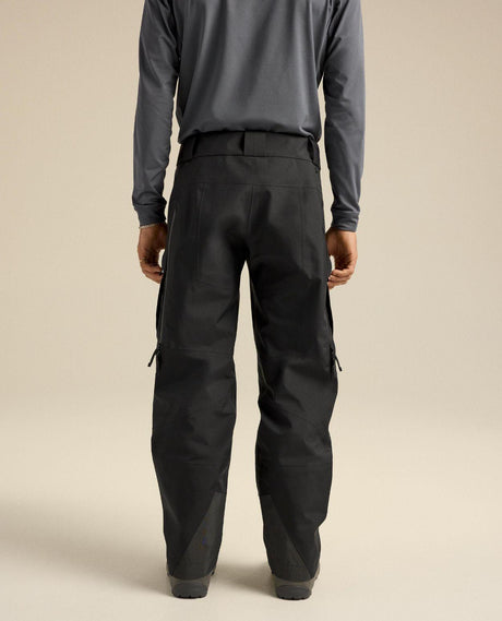 Arc'teryx Sabre Pant för herrar i svart GORE-TEX visas bakifrån på modell för att visa passform.