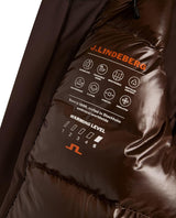 Närbild på innerfoder med funktionsikoner och warming level i J.Lindeberg Oak Down Jacket för herrar i färgen brun.