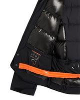 Detaljbild på insidan av J.Lindeberg Oates Down Jacket i svart med orangea detaljer och foder.