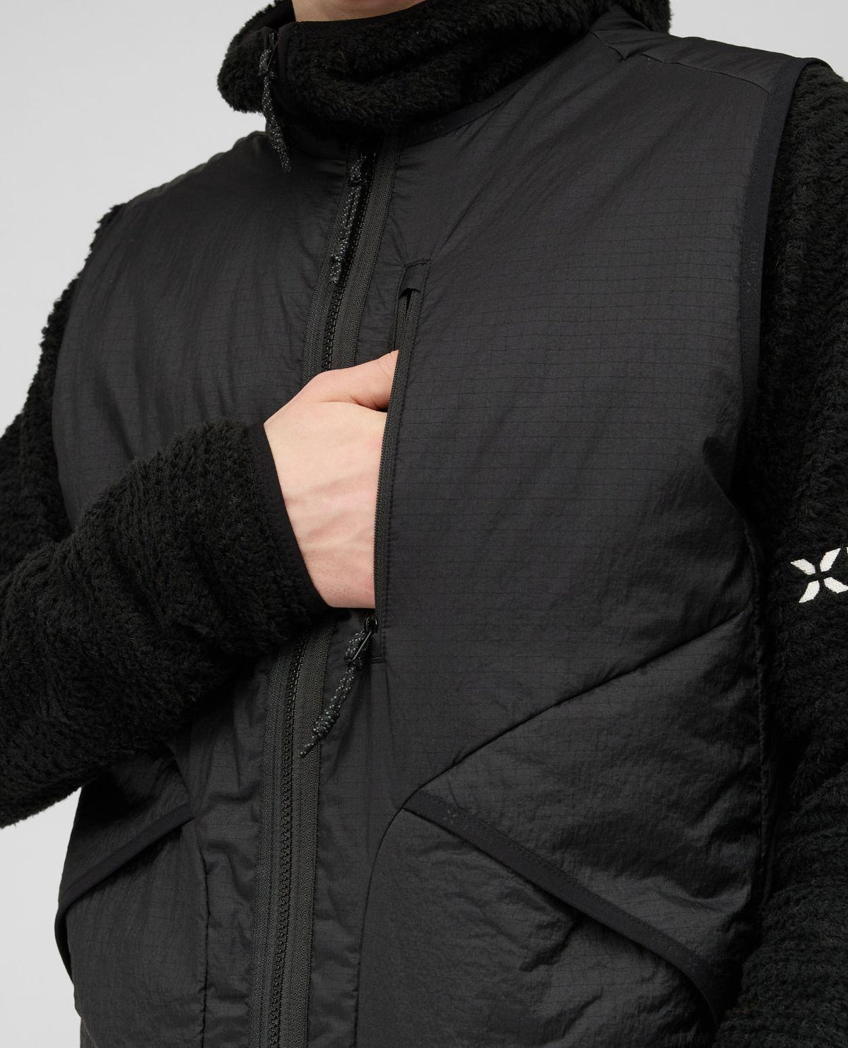 Mammut Eiger Free Light IN Vest Men - Svart skidväst som visar bröstficka och detaljer