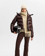 J.Lindeberg Nerina Down Jacket Women i brunt med skidvänlig stil på Alpingaraget
