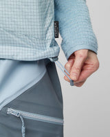 Närbild på Mammut Eiger Free Light IN Vest Women i färgen Nebla som visar den justerbara fållen och Pertex-detaljen.