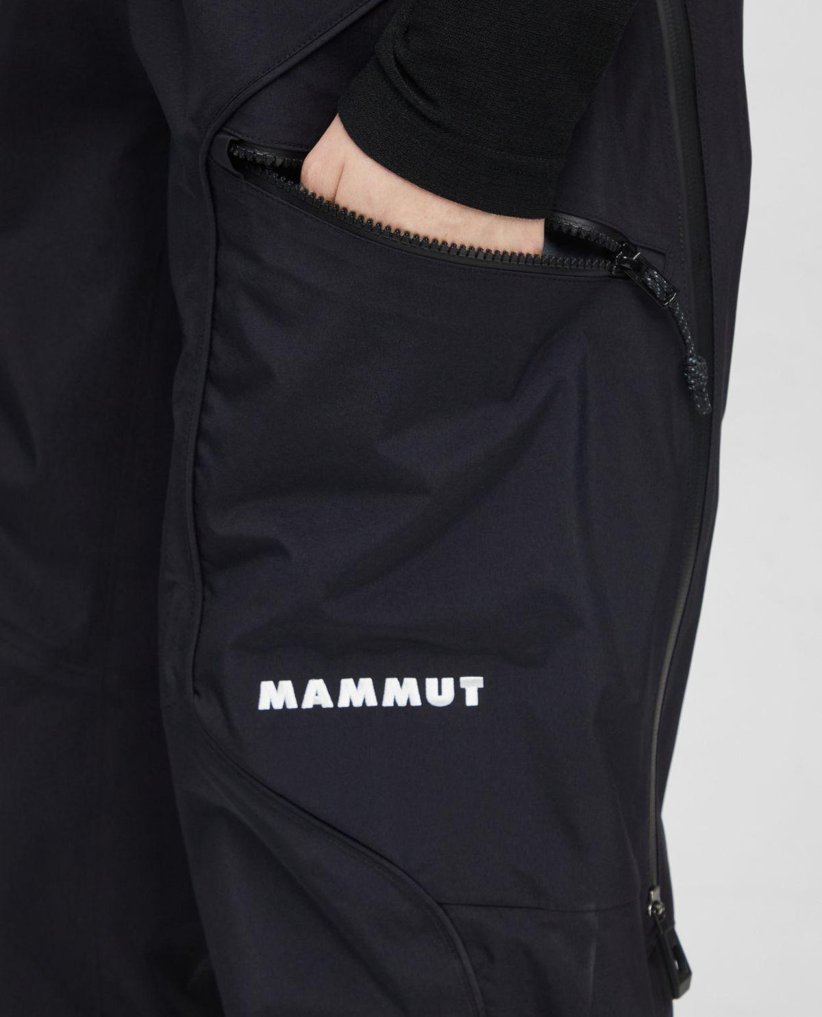 Mammut Eiger Free Pro HS Bib Pants Women - Black detaljbild på ficka med dragkedja