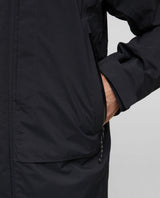 Närbild på ficka och dragkedja på Mammut Haldigrat Gore-Tex HS Thermo Hooded Jacket för herrar i svart färg.