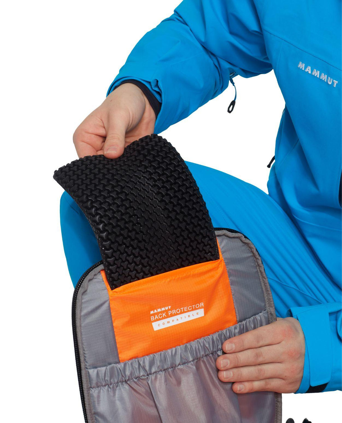 Mammut Nirvana 22 ryggsäck visar det orangea facket för ryggskydd och smart organisering för freeride och skidturer.