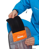 Mammut Nirvana 22 ryggsäck visar det orangea facket för ryggskydd och smart organisering för freeride och skidturer.