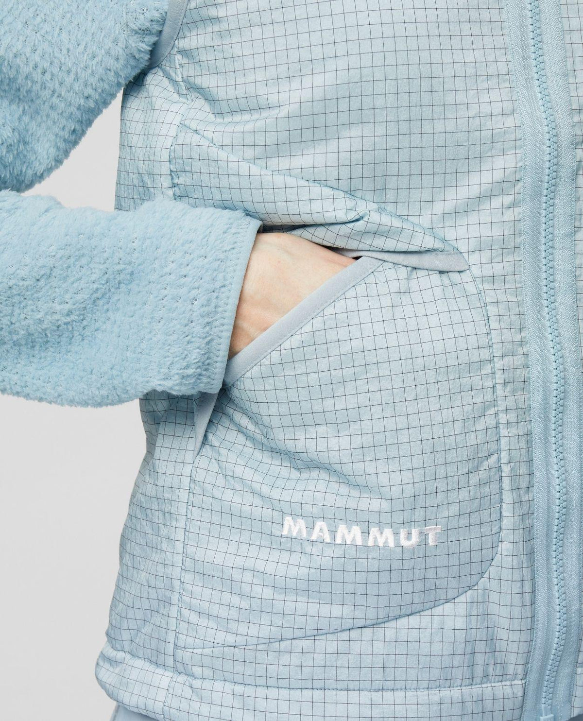 Mammut Eiger Free Light IN Vest dam i färgen Nebla visar detalj på bröstficka och logotyp.