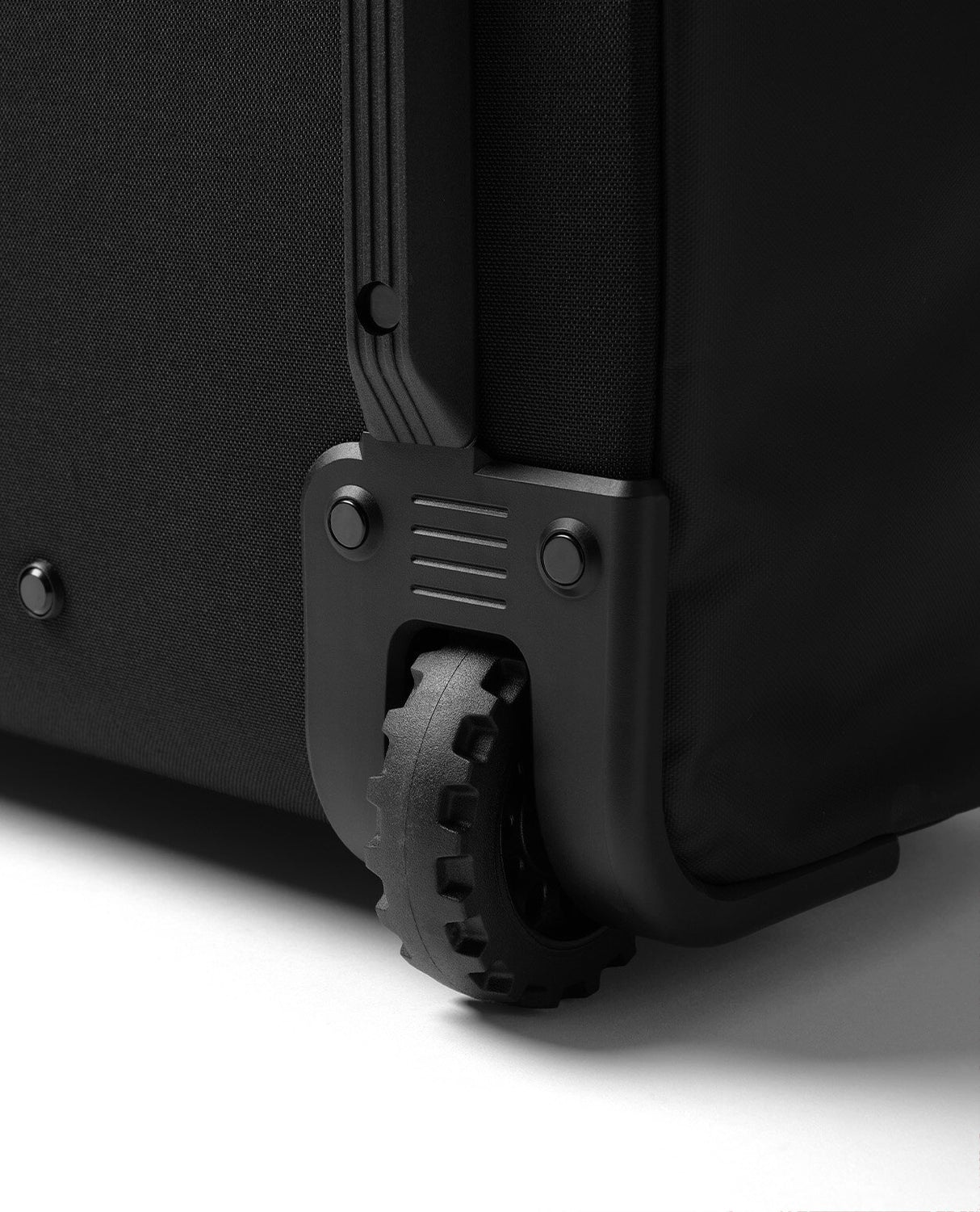 D_b_ Hugger Roller Bag 90L - Black Out - Resväskor - Alpingaraget