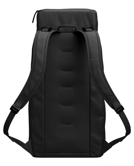 D_b_ Hugger Backpack 30L - Black Out - Ryggsäckar - Alpingaraget